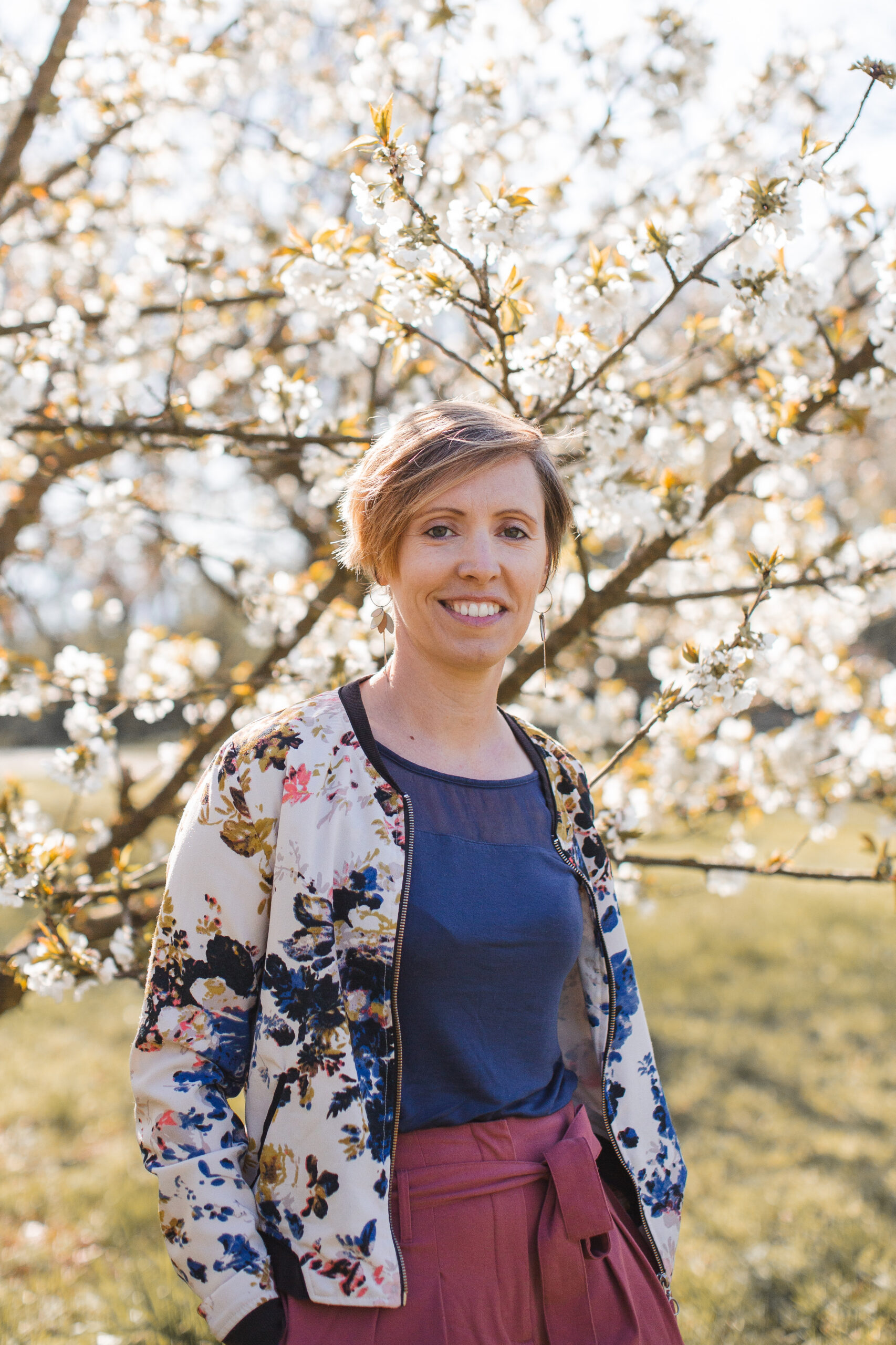 Portrait d’Aurore Mondelin, doula postnatale à Valence, dans un cadre naturel printanier.