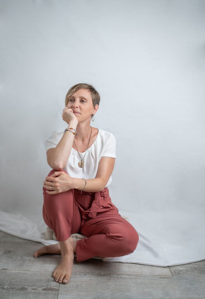 Aurore, accompagnante périnatale, à Valence, pose avec un regard doux et bienveillant.