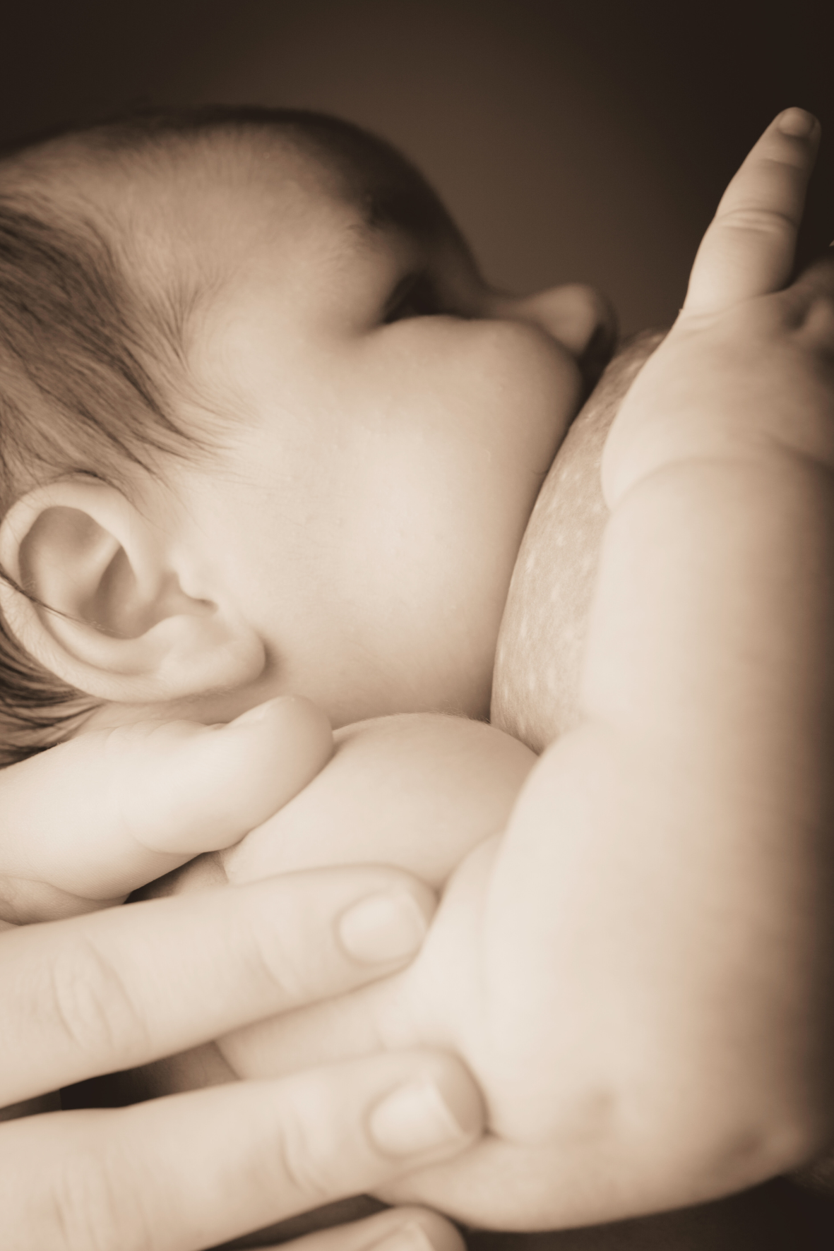photo en noir et blanc illustrant l'allaitement maternel, avec bébé qui tète au sein de sa maman.