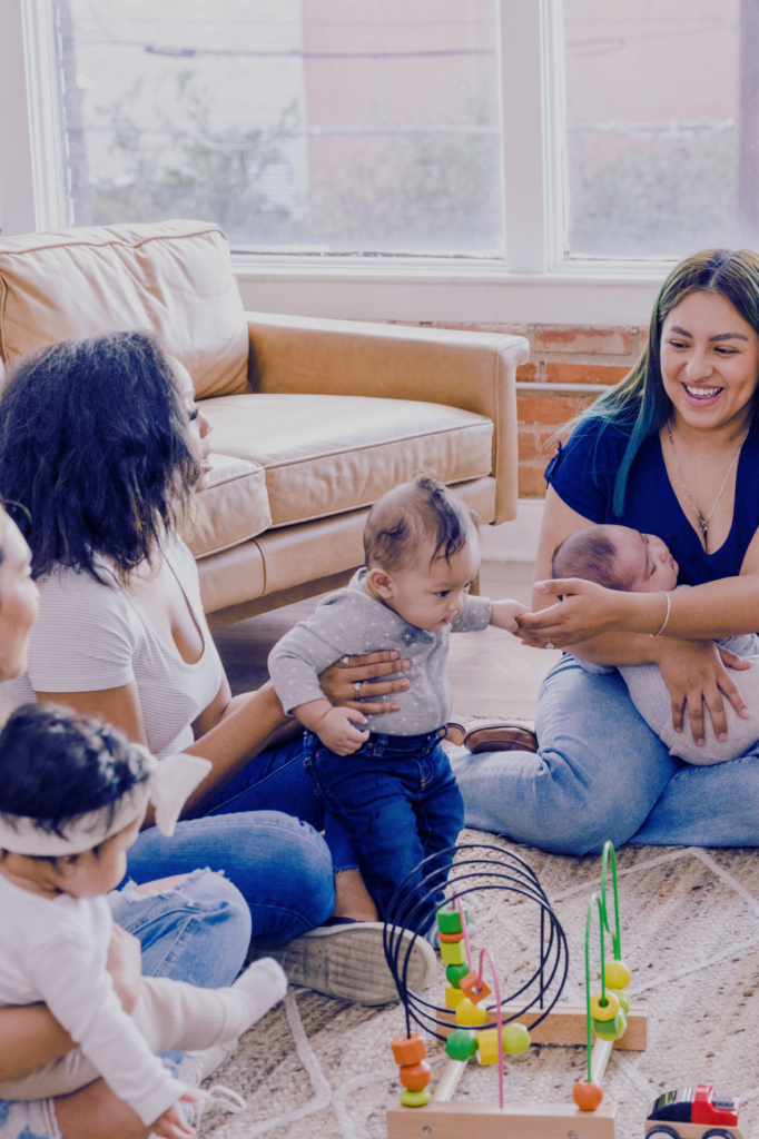 plusieurs mamans avec leur bébés qui partagent un moment convivial lors d'un atelier parentalité