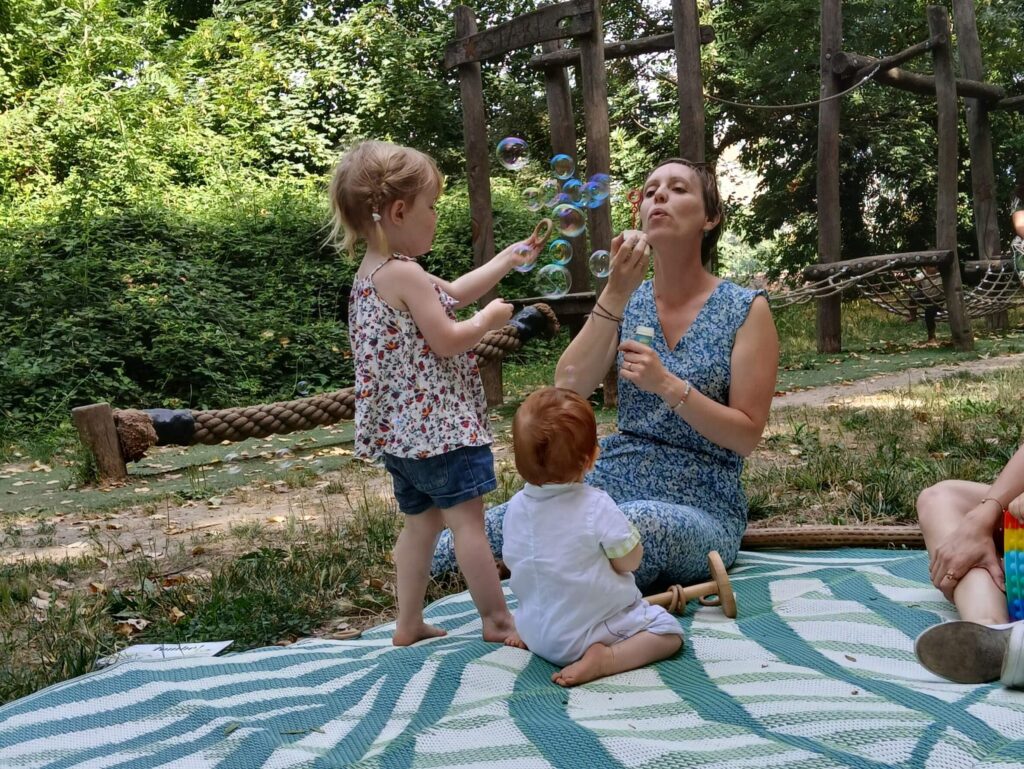 Aurore, fait des bulles devant les enfants, lors d'un atelier parent-enfant, à Valence