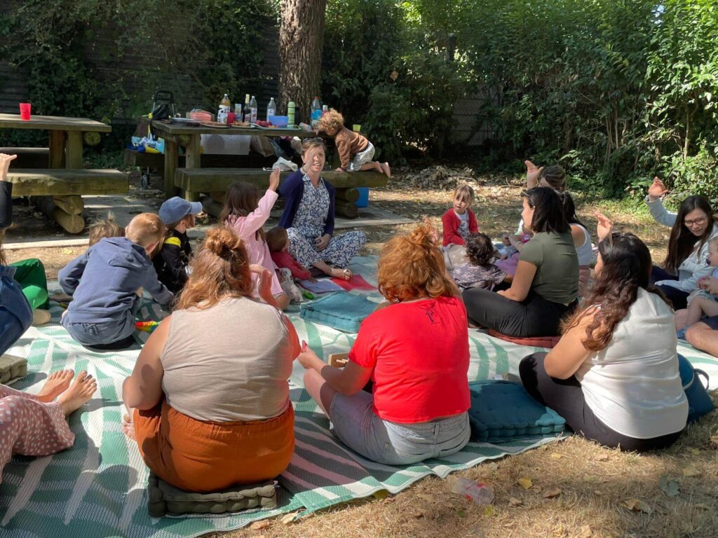 Aurore Mondelin animant un atelier signe avec bébé, avec des familles, en plein air, à Valence