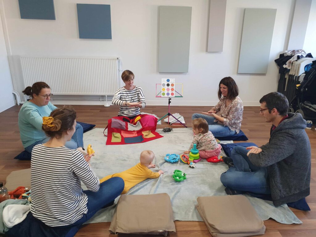 Aurore Mondelin enseigne la langue des signes avec bébé à des familles, à Valence