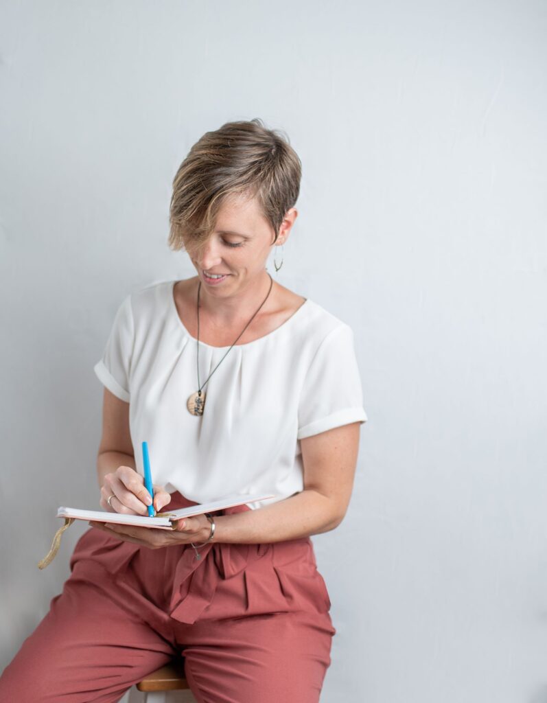 Aurore Mondelin, préparant un atelier signe avec bébé à Valence