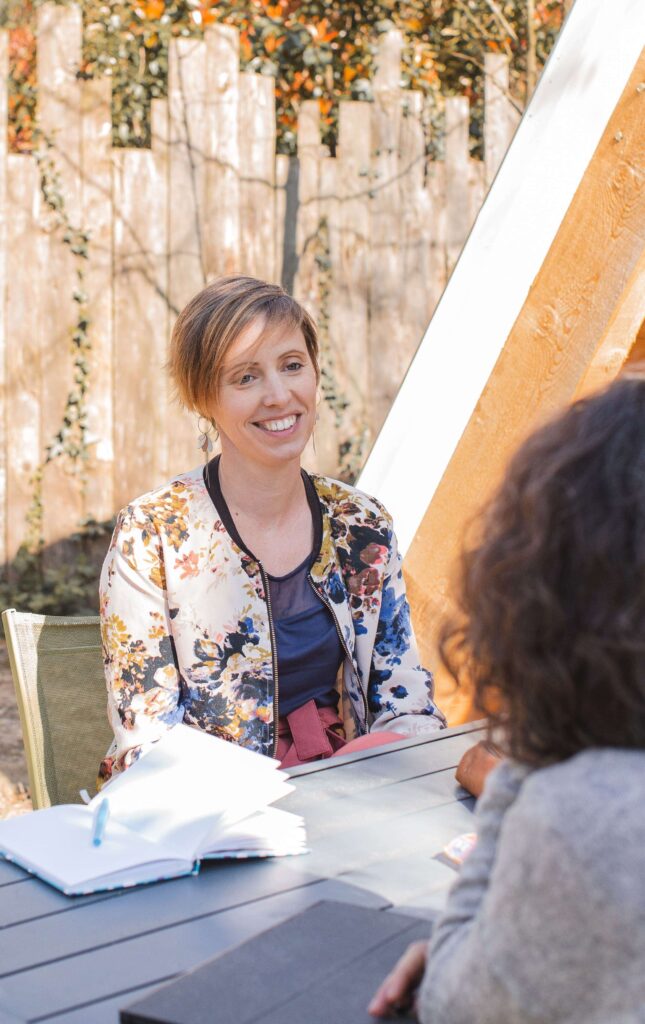 Aurore Mondelin, consultante en lactation à Valence, accompagnant une maman lors d'une consultation en allaitement.