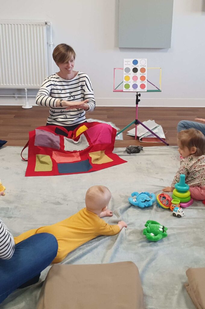 Aurore Mondelin montr le signe pardon à des familles, lors d'un atelier signe avec bébé à valence