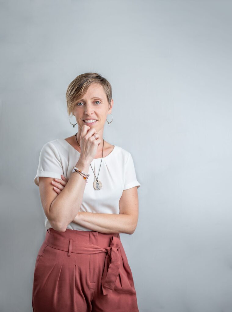 Aurore Mondelin, à Valence, pose avec un regard doux et bienveillant.