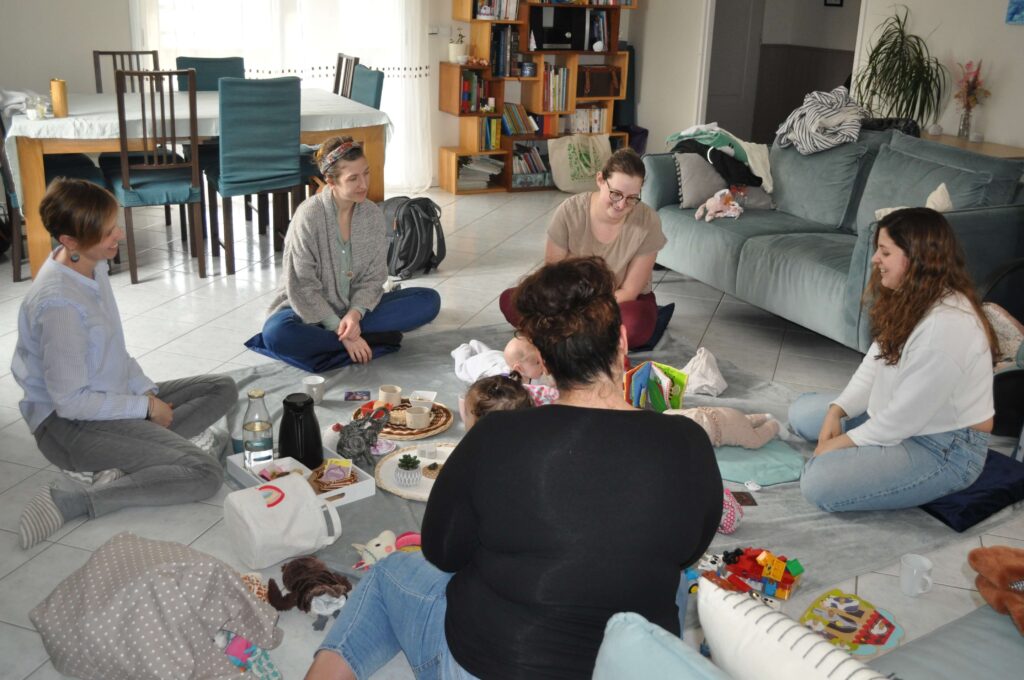 Aurore Mondelin, anime une rencontre entre mères, présentes avec leurs bébés, à Valence