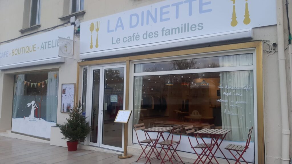 La Dinette, café family friendly à Valence, vue sur la devanture accueillante du café des familles.
