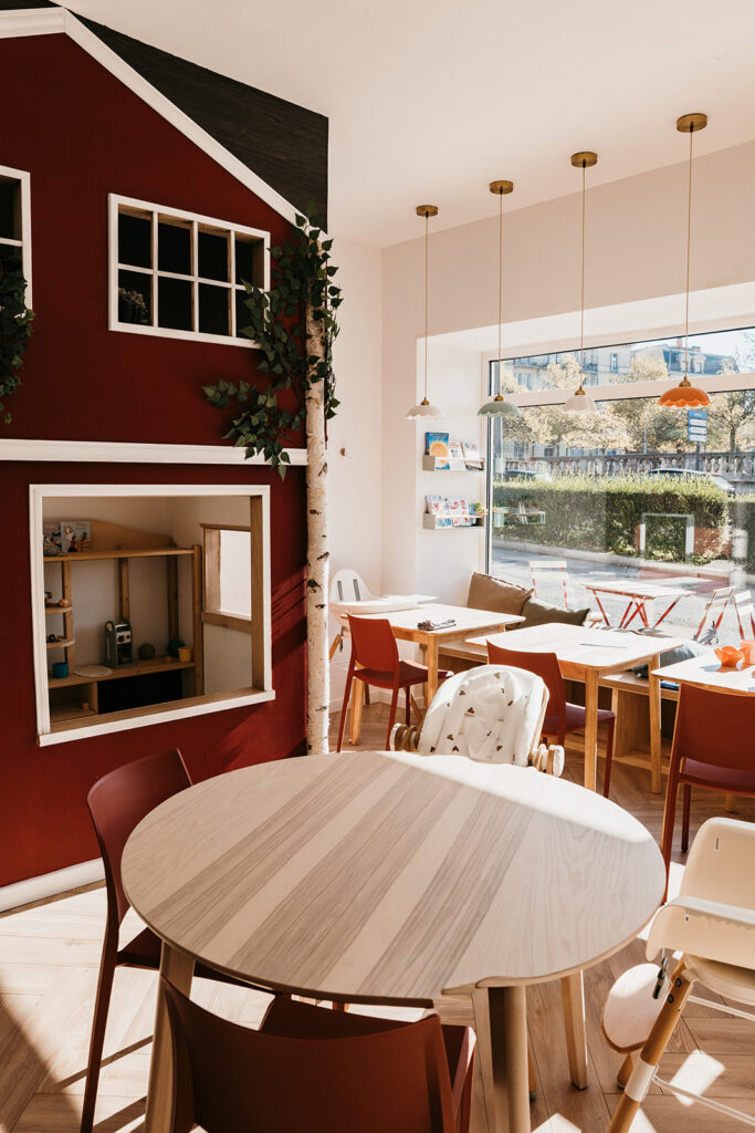 La Dinette, café family friendly à Valence, avec tables conviviales et cabane en bois pour enfants dans un espace chaleureux et adapté aux familles.